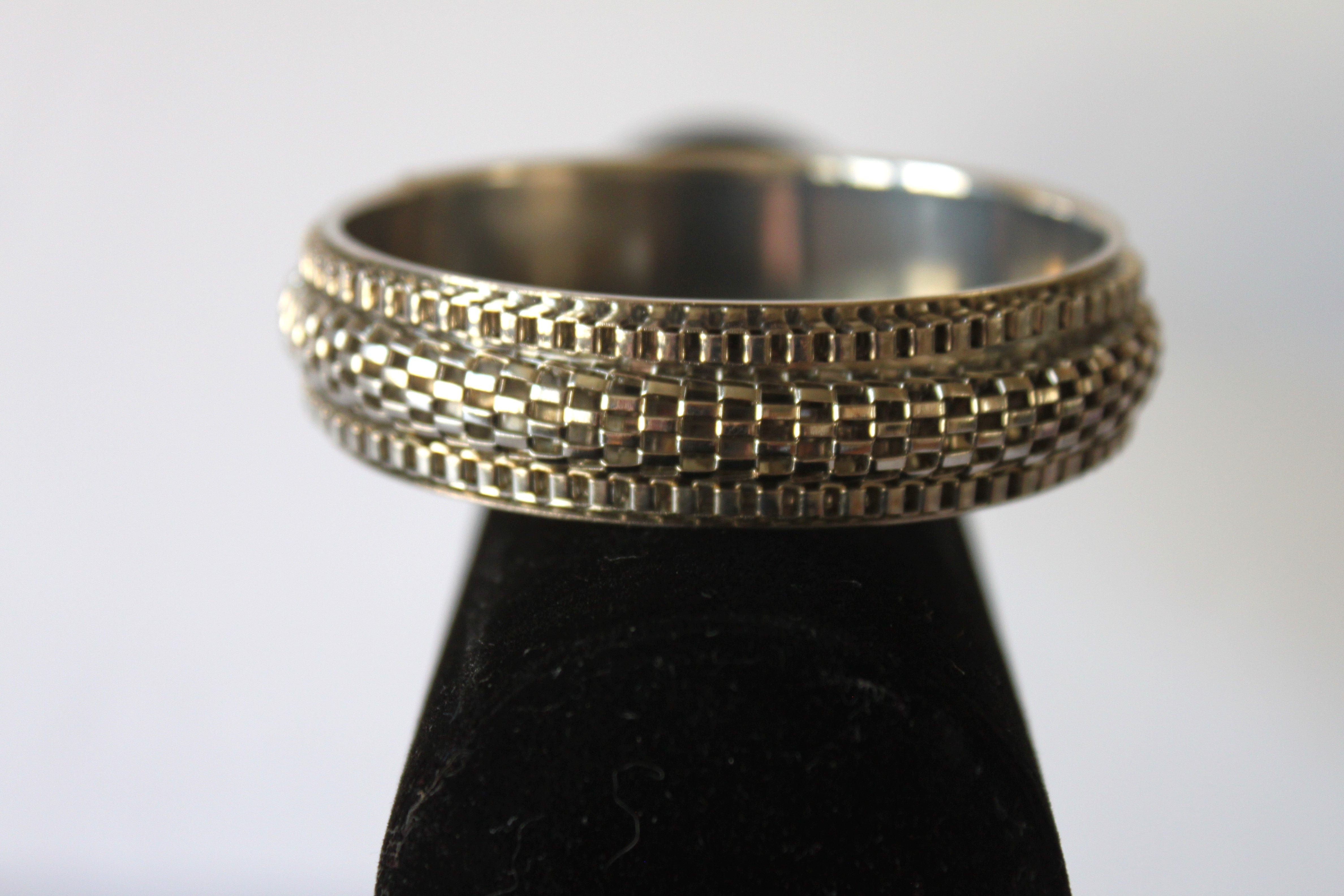 Bracelet - 7.5" Silver Bangle - Fashion bracelet made of silver materials and crafted in a beautiful eclectic pattern JL025