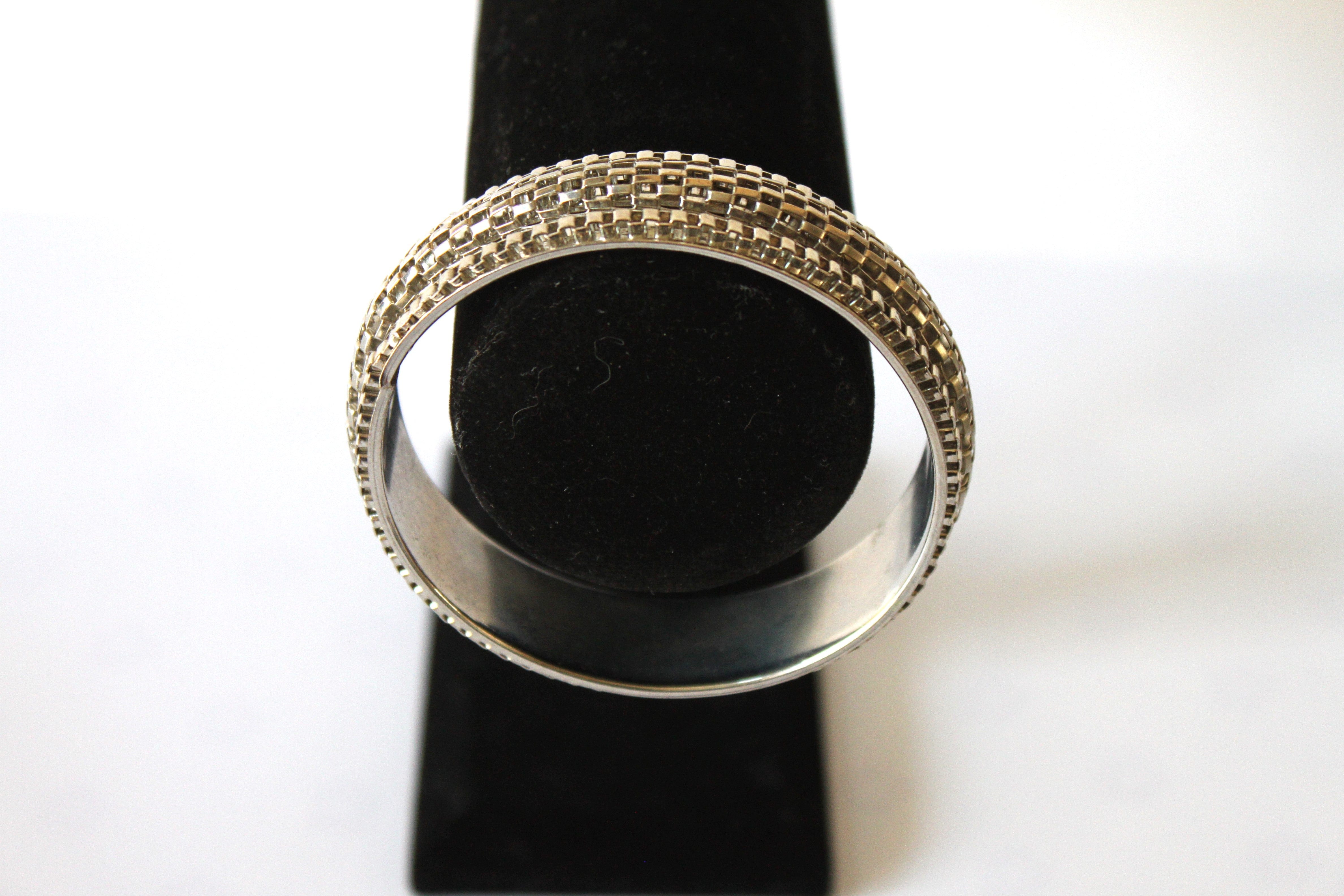 Bracelet - 7.5" Silver Bangle - Fashion bracelet made of silver materials and crafted in a beautiful eclectic pattern JL025