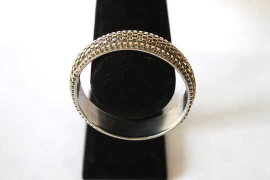 Bracelet - 7.5" Silver Bangle - Fashion bracelet made of silver materials and crafted in a beautiful eclectic pattern JL025