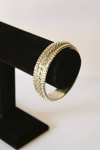 Bracelet - 7.5" Silver Bangle - Fashion bracelet made of silver materials and crafted in a beautiful eclectic pattern JL025