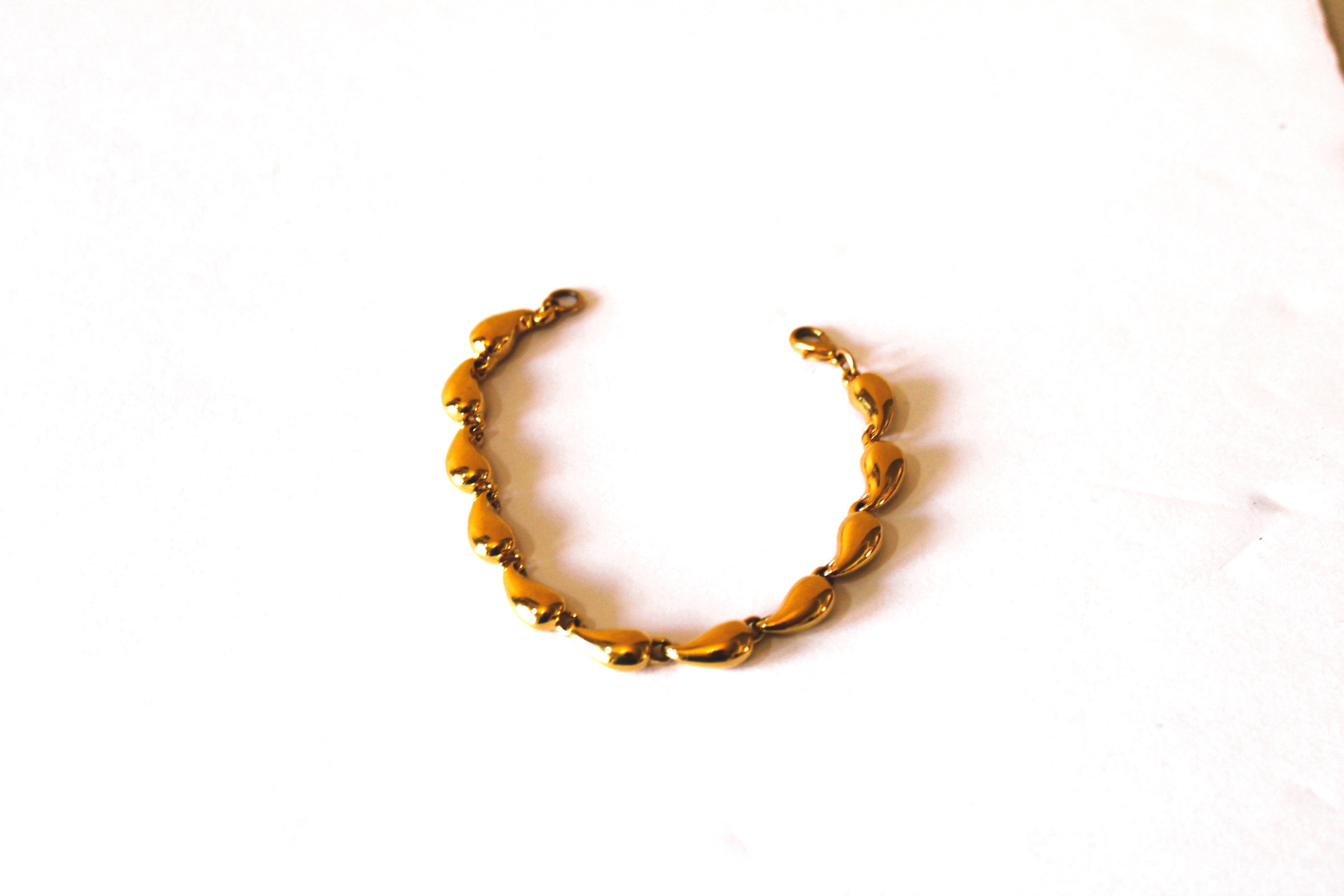 Bracelet - VTG 7" 14K Gold Plated bracelet crafted in a kidney shape pattern JL026