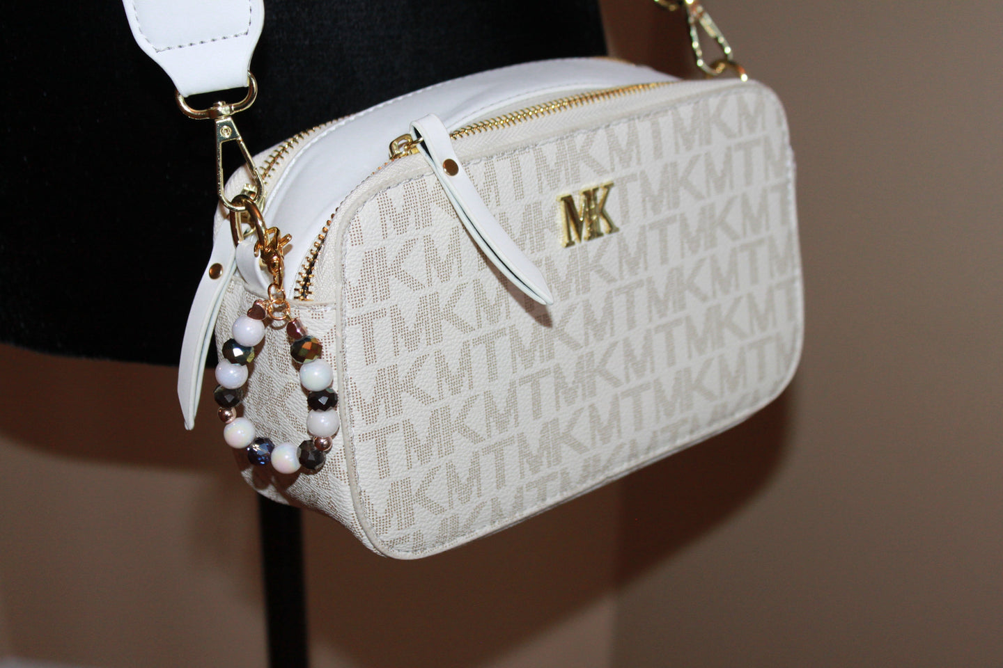 Crossbody Bag - Cream handbag with adjustable strap and pretty bag charm - gold elements HB061