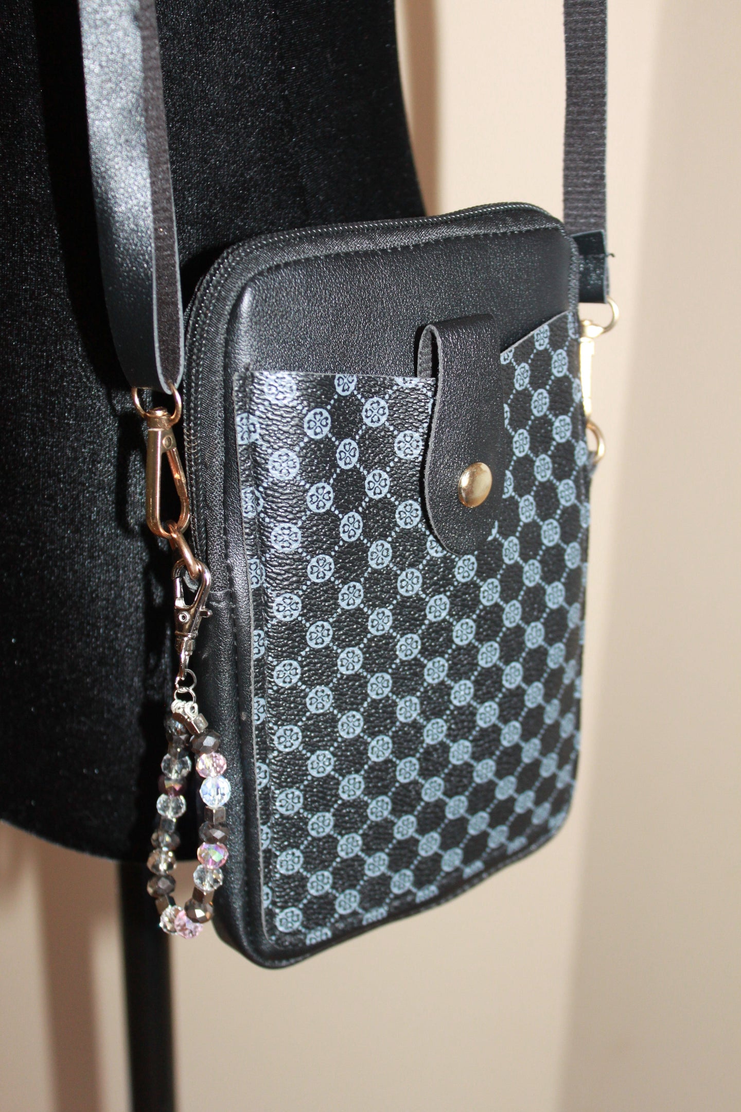 Crossbody Bag - Small black fashion handbag with adjustable strap and pretty bag charm HB054