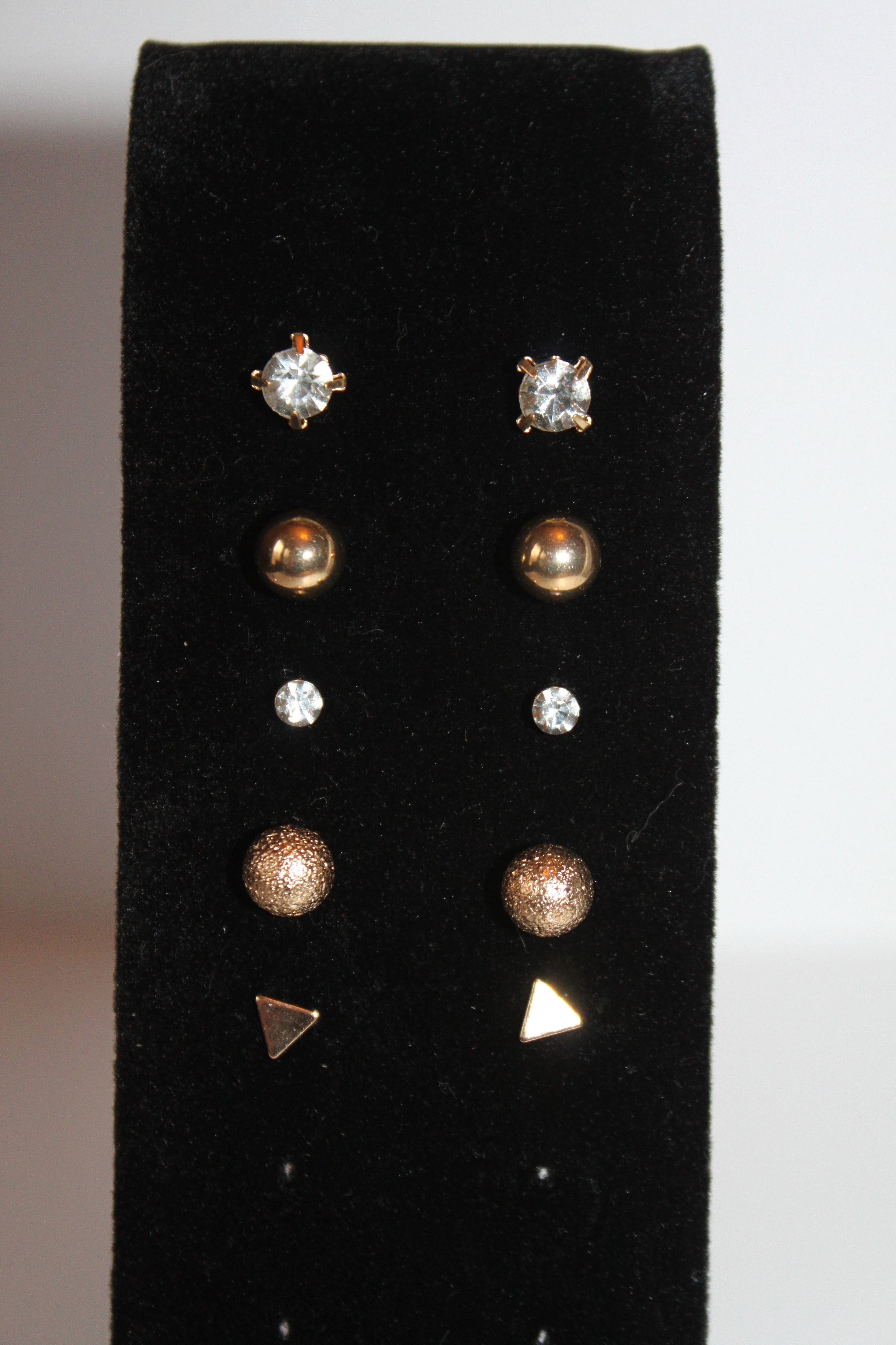 Earrings - Eight pairs of earrings - gold plated studs in various designs JL114