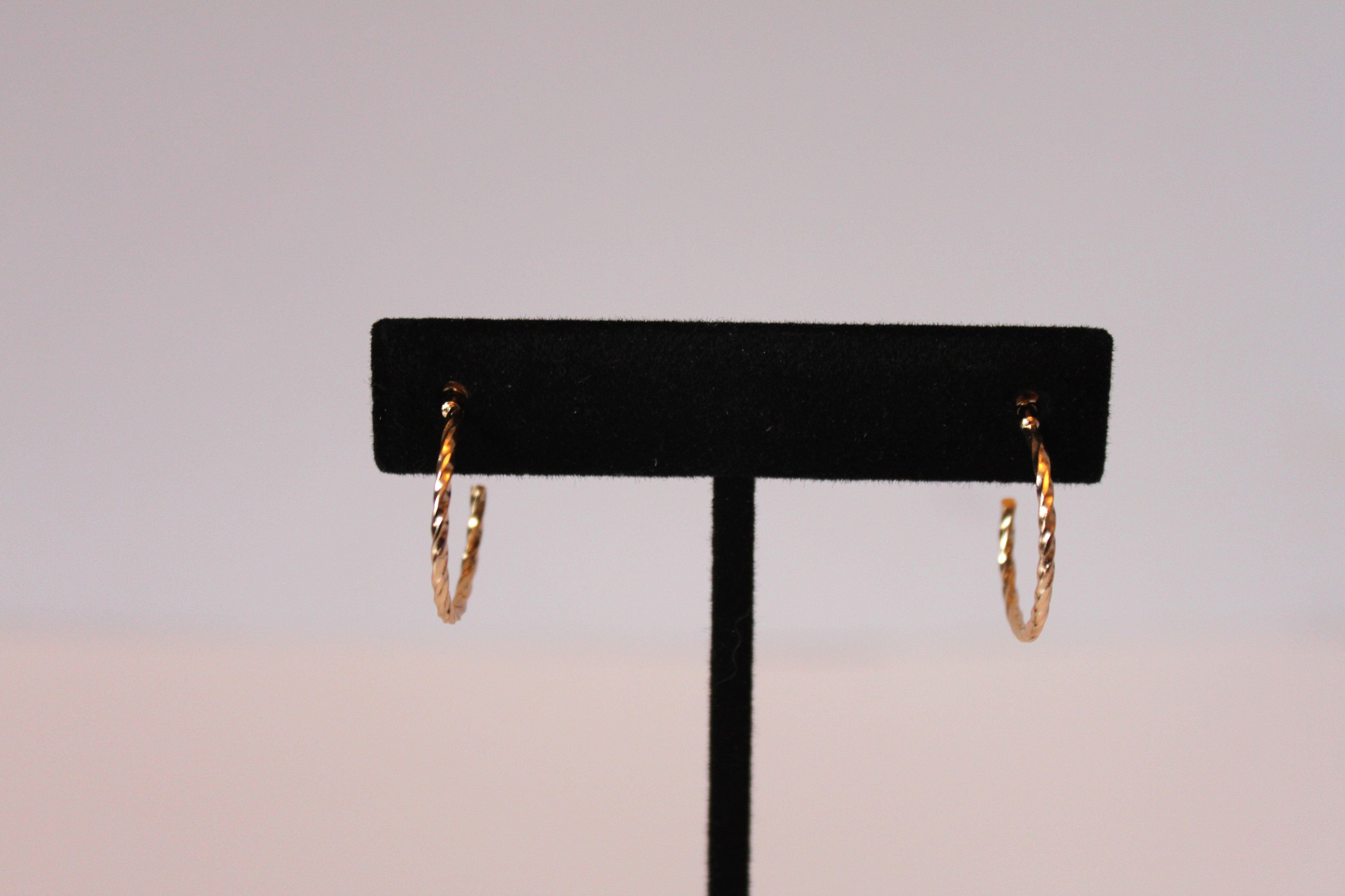 Earrings - Eight pairs of earrings - gold plated studs in various designs JL114
