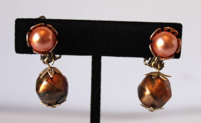 Earrings - Four pairs of vintage earrings with clip backs (Gold, and metallic designs) JL102