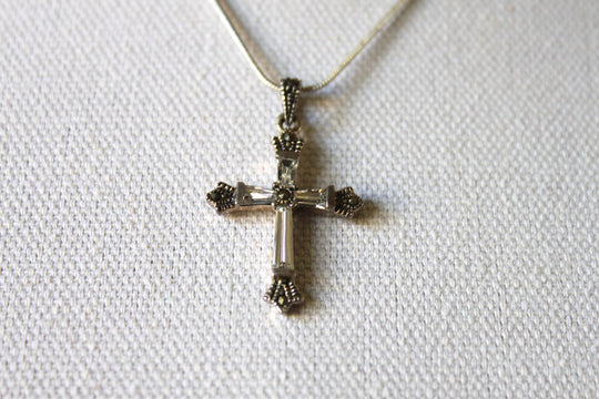 Necklace - Sterling silver chain 925 with beautiful cross pendant- 18" chain JL053