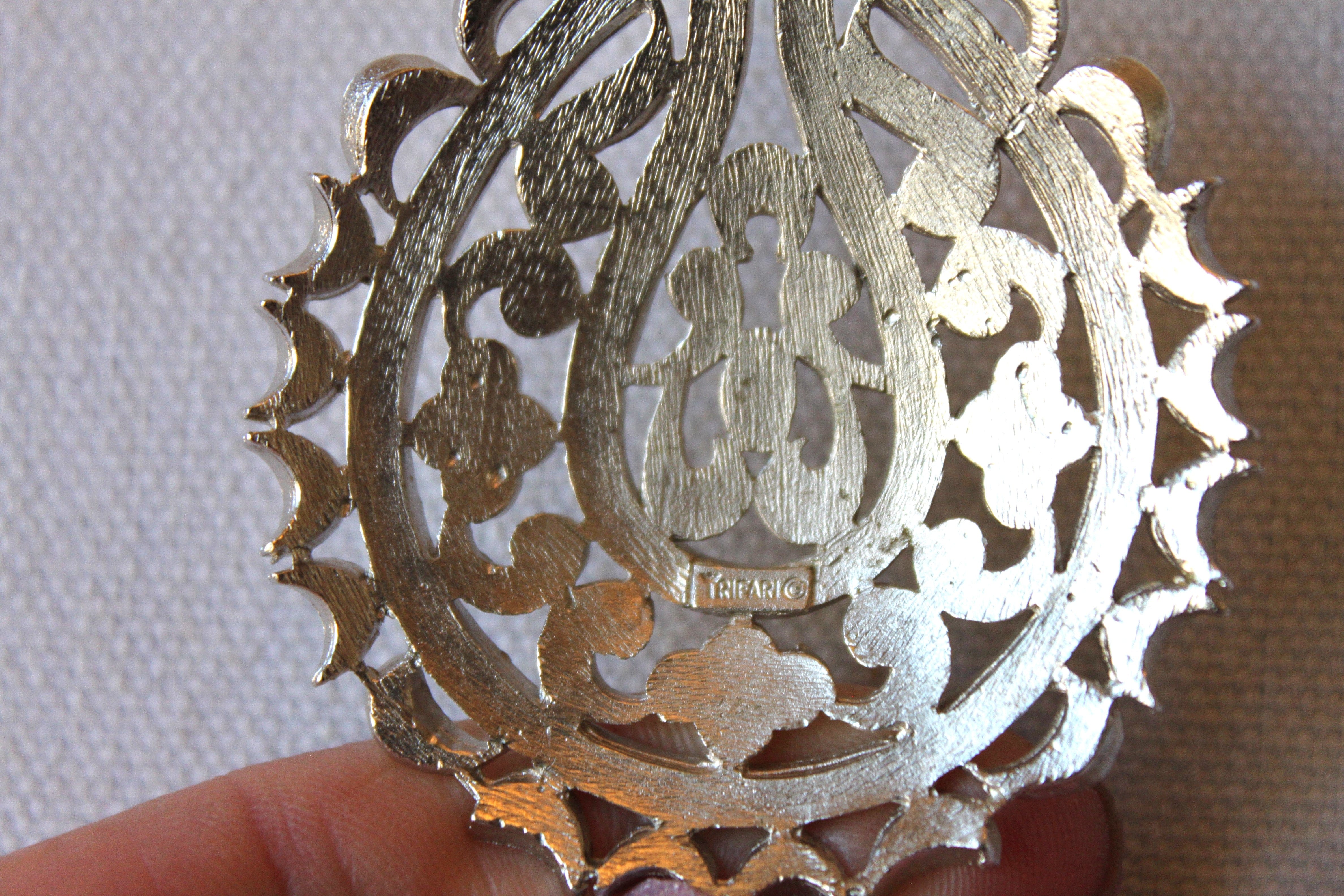 Necklace - Sterling Silver Vintage Necklace with beautiful silver Trifari paisley/flower pendant JL078