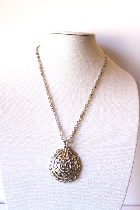 Necklace - Sterling Silver Vintage Necklace with beautiful silver Trifari paisley/flower pendant JL078