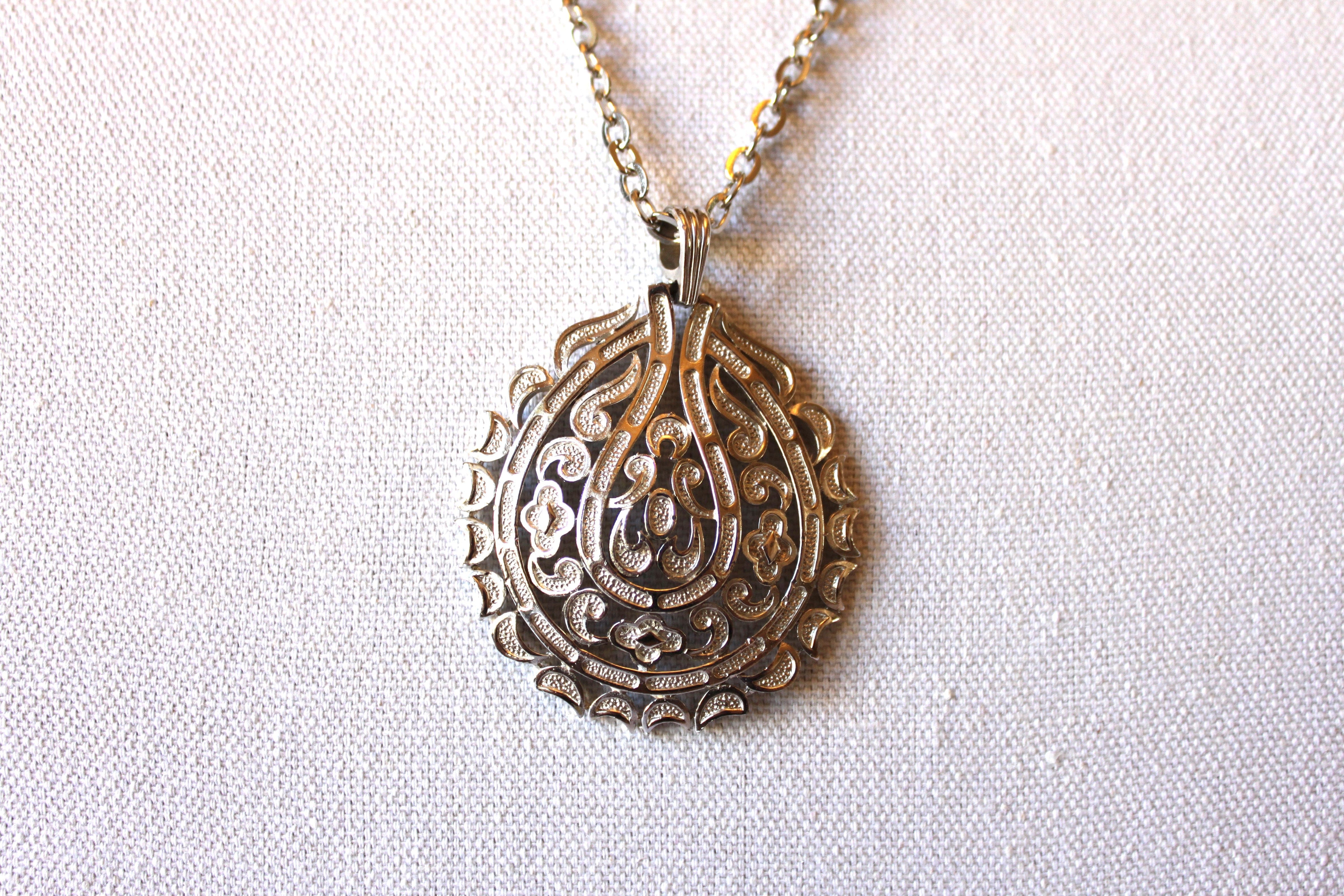 Necklace - Sterling Silver Vintage Necklace with beautiful silver Trifari paisley/flower pendant JL078