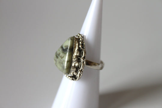 Rings - Green Serpentine Palmstone - genuine stone on sterling silver - size 5.0 JL094
