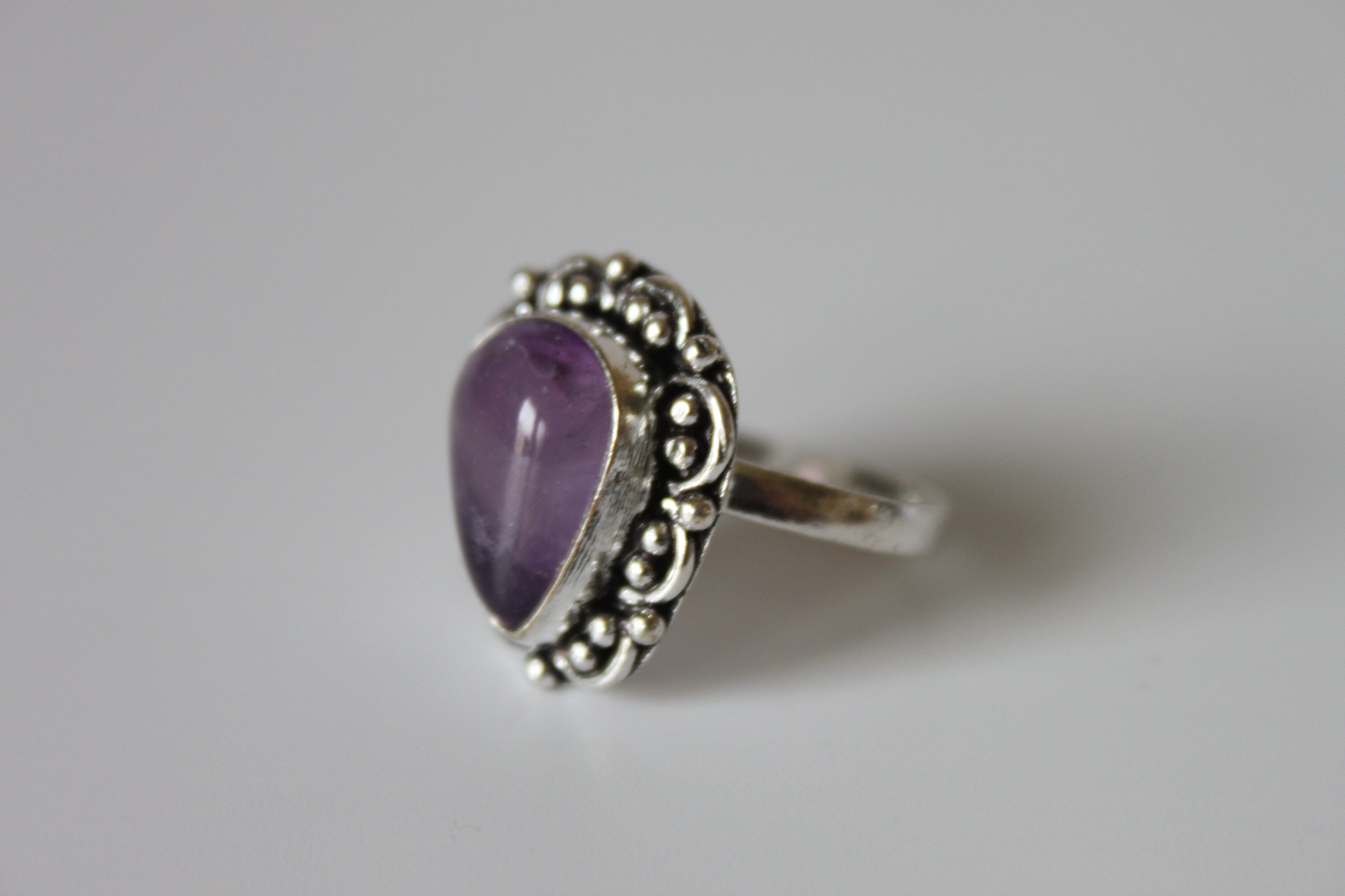 Rings - Purple Amethyst - genuine stone on sterling silver - size 9.0 JL098