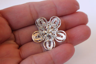 Vintage Brooch - Sterling silver brooch in flower design JL081