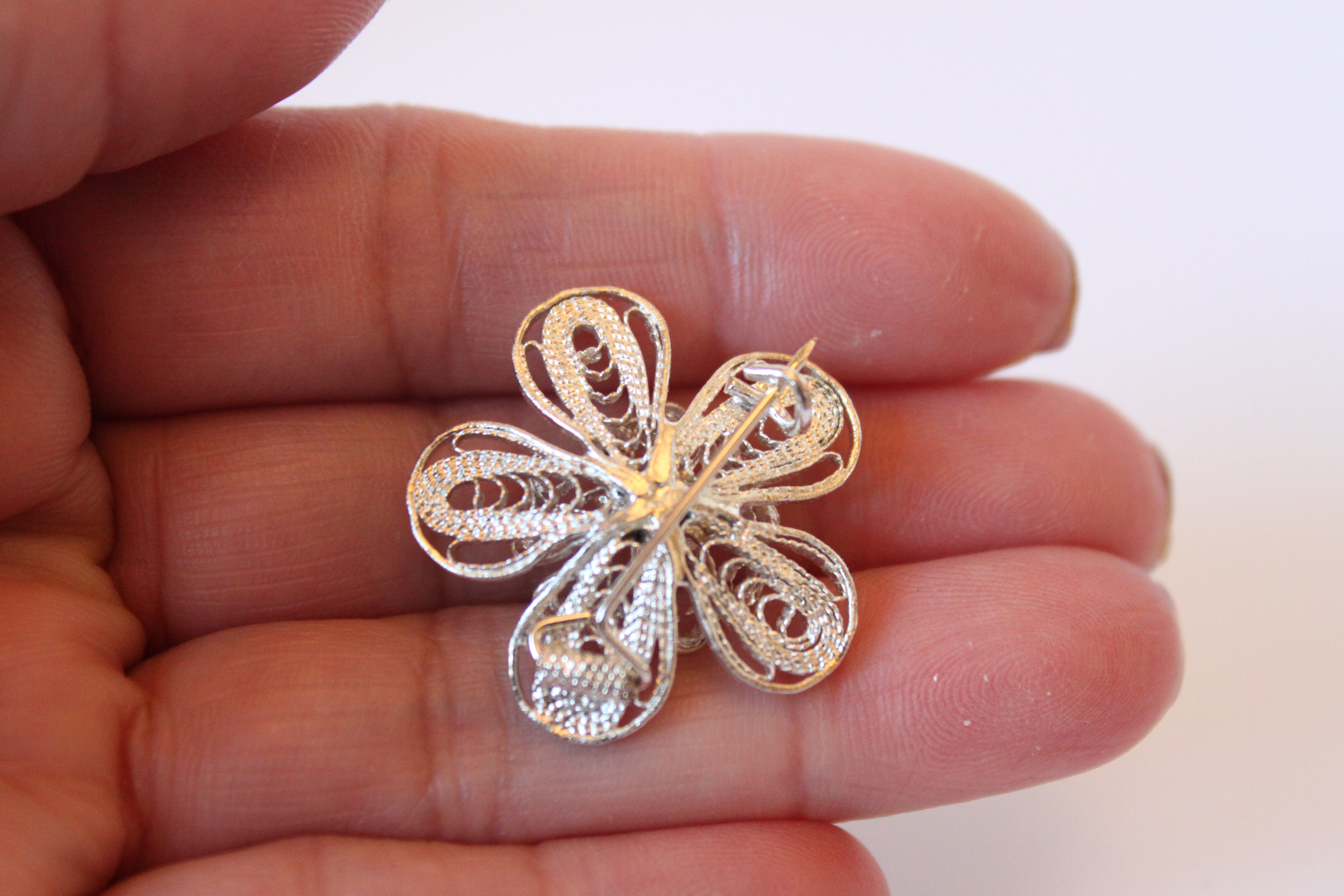 Vintage Brooch - Sterling silver brooch in flower design JL081