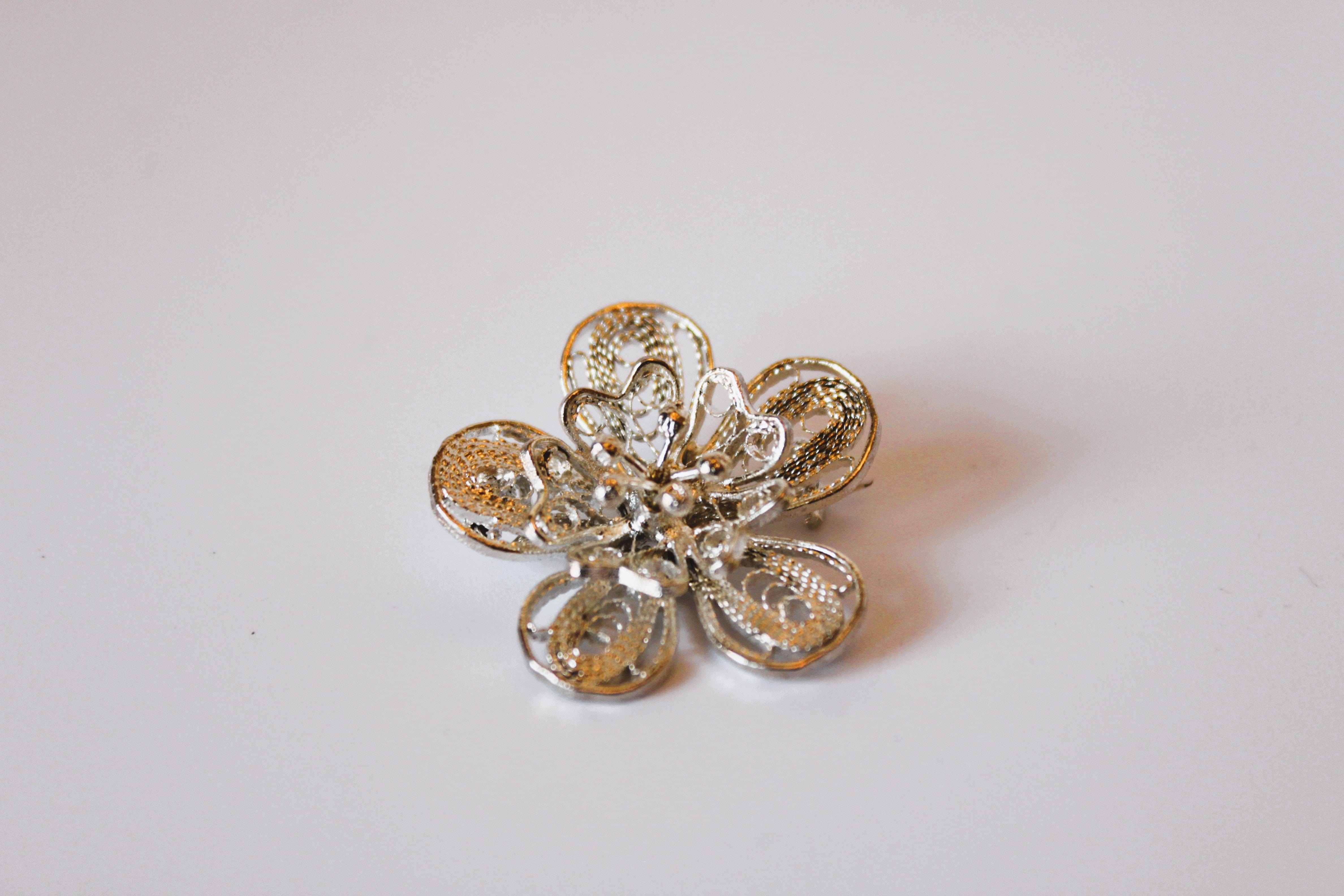 Vintage Brooch - Sterling silver brooch in flower design JL081